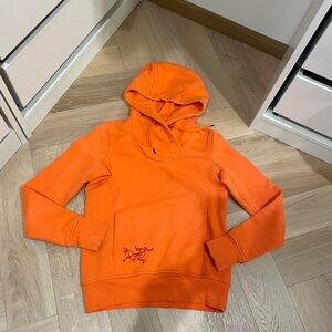 Arcteryx Women's Hoodie
COVERT PULLOVER HOODIE in Vibrant orange size Small